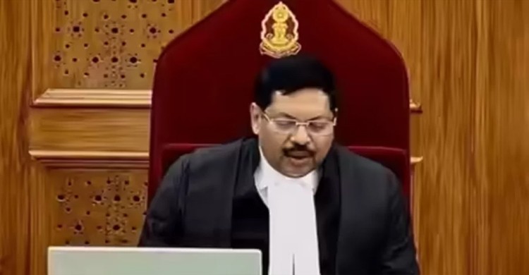 ভারতের সুপ্রিম কোর্টে প্রধান বিচারপতির দিকে জুতা ছুঁড়লেন বয়স্ক আইনজীবী