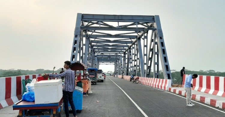 উদ্বোধনের কয়েকদিনের মধ্যেই সেতুর ওপর দোকান, দুর্ঘটনার আশঙ্কা বাকেরগঞ্জে