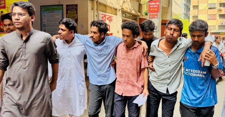 বৈশাখী কনসার্ট ঘিরে সংঘর্ষ, ভিডিও করায় দুই সাংবাদিককে রড দিয়ে পেটাল ছাত্রদল