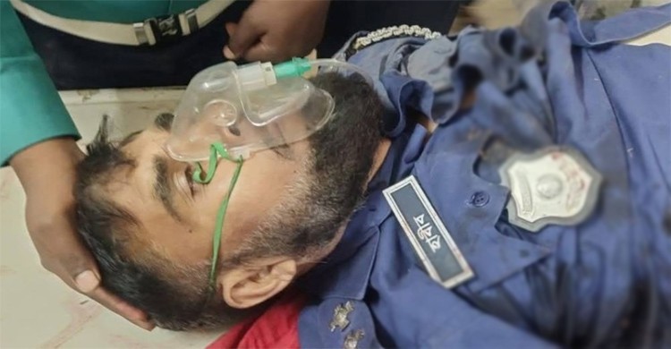 মোবাইলে কথা বলার সময় ট্রেনে কাটা পড়ে পুলিশ কর্মকর্তার হাত-পা বিচ্ছিন্ন