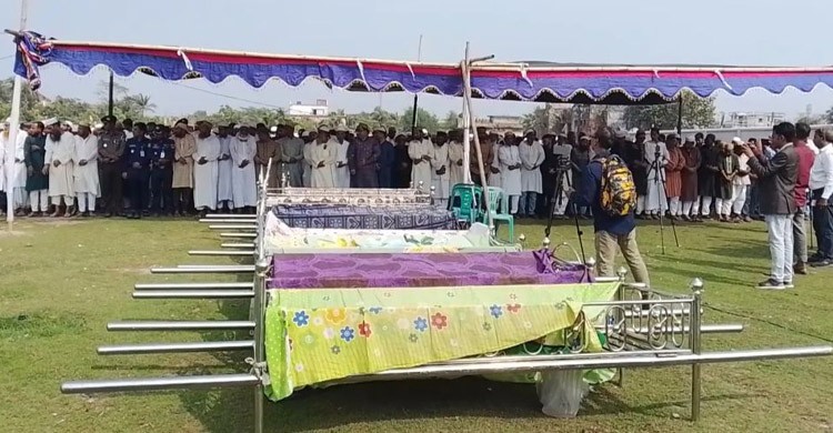 বাগেরহাটে সড়ক দুর্ঘটনায় নিহত একই পরিবারের ৯ সদস্যের দাফন সম্পন্ন