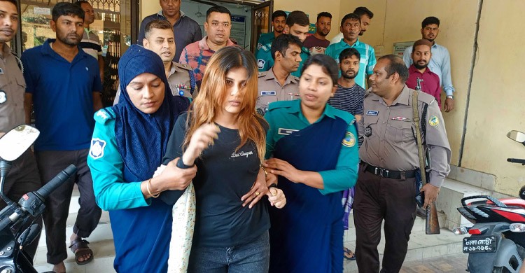 বরিশালে আবাসিক হোটেলে হানিট্র্যাপ ফাঁদ, নারী সদস্যসহ দুইজন গ্রেপ্তার