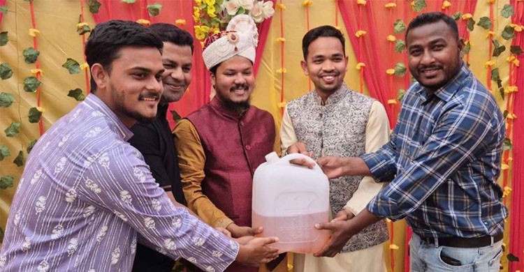বিয়ের অনুষ্ঠানে বরকে ৫ লিটার অকটেন উপহার