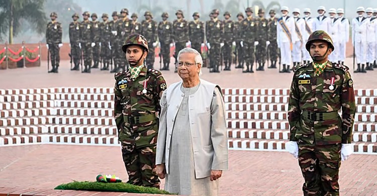 মহান বিজয় দিবসে জাতীয় স্মৃতিসৌধে প্রধান উপদেষ্টার শ্রদ্ধা