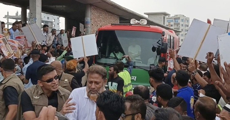 টঙ্গীতে প্রধানমন্ত্রীর গাড়িবহর ঘিরে বিএনপি নেতাকর্মীদের বিক্ষোভ