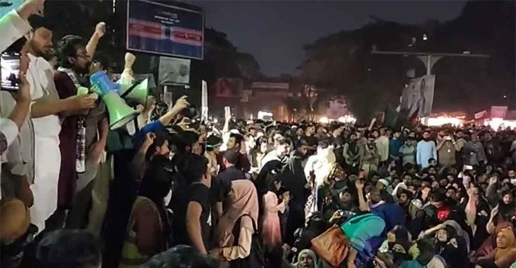 পুলিশের হামলার প্রতিবাদে শাহবাগ অবরোধ, যানচলাচল বন্ধ