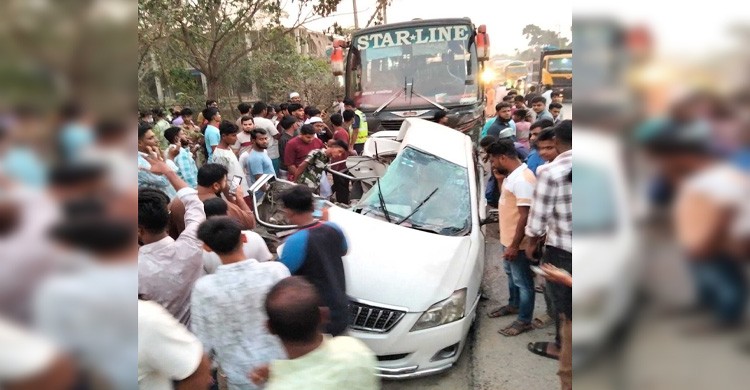 কুমিল্লায় বাসচাপায় প্রাইভেটকারে থাকা একই পরিবারের চারজনসহ নিহত ৫