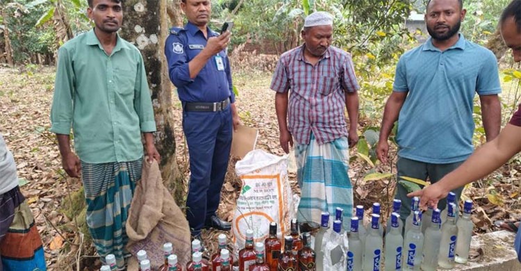 স্থানীয়রা উদ্ধার করলো ৪২ বোতল মদ, পুলিশ বলছে ২৫ বোতল