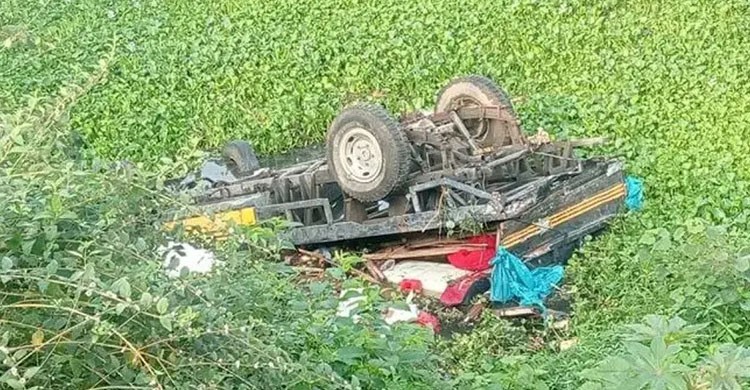 হবিগঞ্জে বাসের সঙ্গে মুখোমুখি সংঘর্ষে পুকুরে পড়ল পিকআপ, নিহত ৪